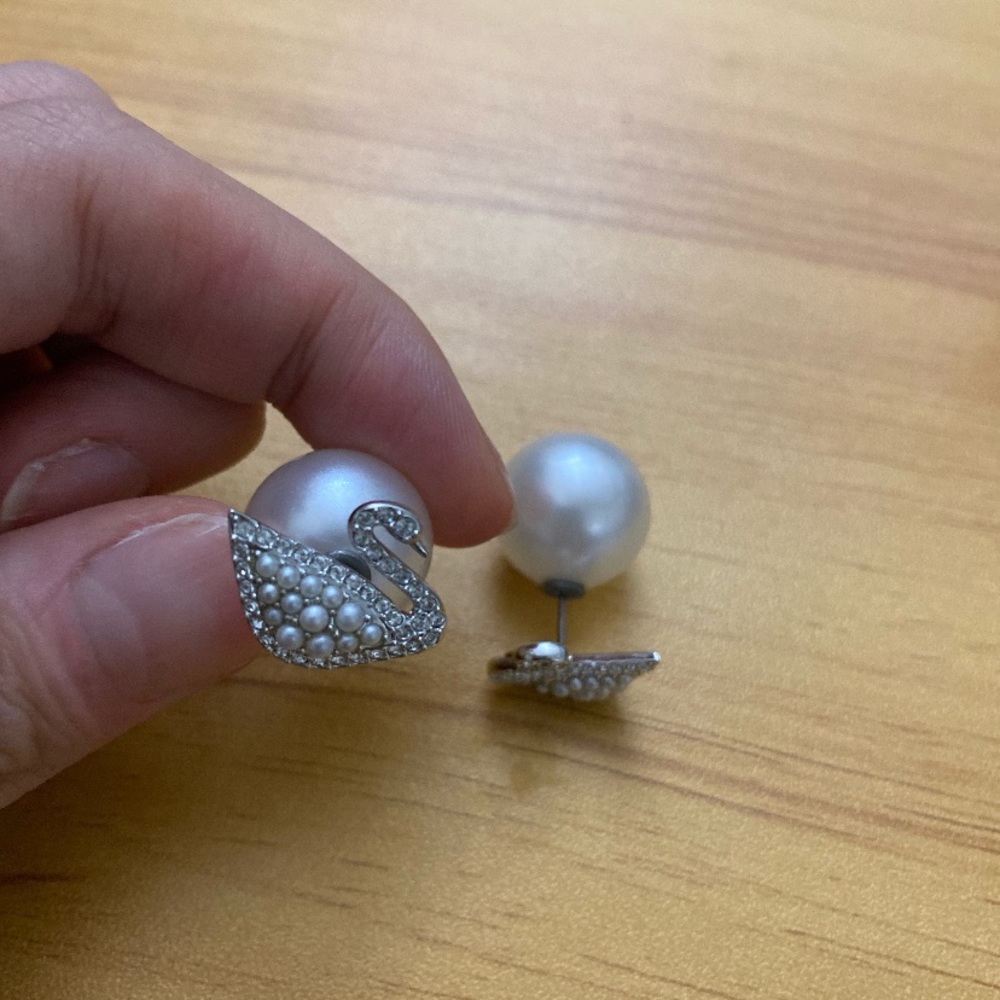 Swarovski crystal pearl iconic swan stud earring